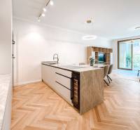 Wohnzimmer und Küche mit Insel in einer 4-Zimmer-Wohnung und Holzböden.