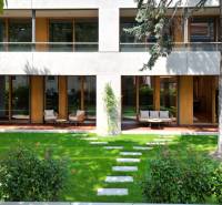 Gartenterrasse einer 4-Zimmer-Wohnung mit Liegestühlen und Rasen auf der Bradlianska in Bratislava.