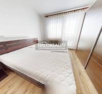 Schlafzimmer in einer 3-Zimmer-Wohnung mit Einbauschrank und großem Fenster.
