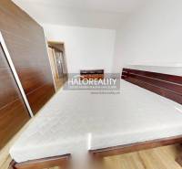 Schlafzimmer in einer 3-Zimmer-Wohnung mit Einbauschrank und Bett mit Matratze.
