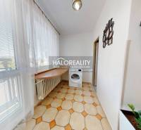 Helle Loggia mit Waschmaschine und Aussicht in einer 3-Zimmer-Wohnung.