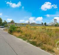 Grundstücke - Gewerbe in Piešťany in der Priemyselna-Straße mit Gebäuden und Parkplatz.
