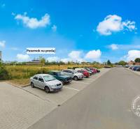 Parkplatz neben einem Gewerbegrundstück in der Priemyselna-Straße in Piešťany.