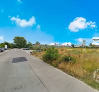Straße mit Autos und Grundstück zu verkaufen in der Priemyselna-Straße in Piešťany.