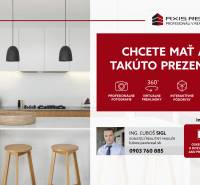 Eine Küche mit Holzelementen und weißen Schränken. Grundstücke - kommerzielles Interieur mit modernen Elementen.