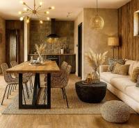 Ein stilvolles Wohnzimmer eines Einfamilienhauses mit Holzmöbeln und Naturelementen.