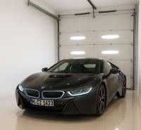 Ein luxuriöses Sportauto, das im geräumigen Inneren eines Familienhauses geparkt ist.