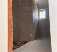 Bauzimmer in einem Einfamilienhaus mit Fenster, Wände zur Fertigstellung vorbereitet.
