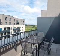Der Balkon einer 3-Zimmer-Wohnung in der Pieskova-Straße in Nitra mit Blick auf die umliegende Landschaft.