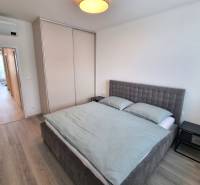 Schlafzimmer in einer 3-Zimmer-Wohnung mit Bett, Schrank und Klimaanlage.
