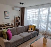 Wohnzimmer mit Sofa, Esstisch und Regalen in einer 3-Zimmer-Wohnung.