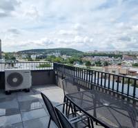 Blick von der Terrasse einer 3-Zimmer-Wohnung in der Pieskova-Straße in Nitra mit Stadtpanorama.