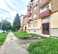 Das Wohnhaus mit roten Balkonen am Pavlovičovo námestie in Prešov bietet eine 2-Zimmer-Wohnung an.