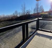 Der Balkon des Ferienapartments in der Slavkovská Straße in Nová Lesná mit Blick auf die Natur.