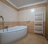 Badezimmer mit Badewanne und Handtuchheizkörper in einer Ferienwohnung.