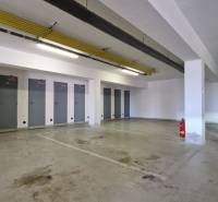 Parkgarage in einer Ferienwohnung in der Slavkovská-Straße, Nová Lesná mit abschließbaren Lagerräumen.