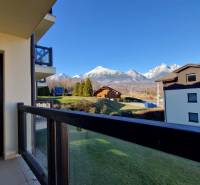 Ein Balkon mit Blick auf die Tatra in einem Ferienapartment in der Slavkovská-Straße in Nová Lesná.