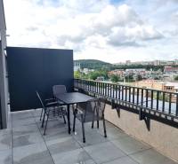 Der Balkon einer 3-Zimmer-Wohnung in der Pieskova-Straße in Nitra mit Blick auf die Stadt.