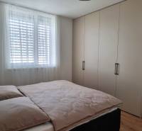 Schlafzimmer mit großem Kleiderschrank und Doppelbett in einer 3-Zimmer-Wohnung.