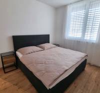 Schlafzimmer mit Doppelbett und Nachttischen in einer 3-Zimmer-Wohnung.