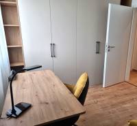 Arbeitsbereich mit Holztisch und Stuhl in einer 3-Zimmer-Wohnung.