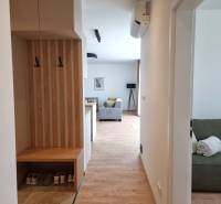 Der Flur mit Garderobe und Blick ins Wohnzimmer in einer 3-Zimmer-Wohnung.