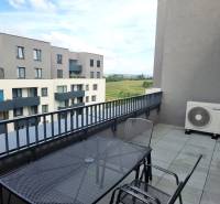 Die Terrasse der 3-Zimmer-Wohnung in der Pieskova-Straße in Nitra mit Blick auf die Umgebung.
