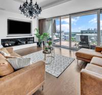 Luxuriöses Wohnzimmer in einer 4-Zimmer-Wohnung mit Kamin und Blick auf die Terrasse.