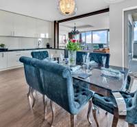 Luxuriöses Esszimmer mit Blick auf die Terrasse in einer 4-Zimmer-Wohnung.