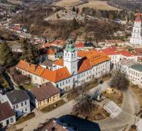 Luftaufnahme des historischen Teils der Stadt Gelnica mit dem Bergbauplatz, Hotels und Pensionen.