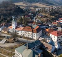 Gelnica, Banícke Námestie: historische Gebäude und malerische Landschaft. Hotels und Pensionen in der Umgebung.