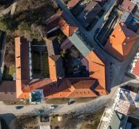 Luftaufnahme der Gebäude am Banícke námestie in Gelnica. Hotels und Pensionen.