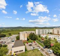 Svätoplukova Straße in Pezinok, Plattenbauwohnungen und Parkplatz, idealer Ausblick für eine 2-Zimmer-Wohnung.