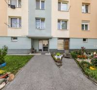 Wohnhaus in der Svätoplukova-Straße in Pezinok mit renoviertem Eingang und Vorgarten.