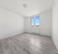 Ein leeres Zimmer in einer 2-Zimmer-Wohnung mit Fenster und Holzboden.