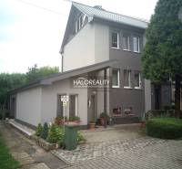 Ein Einfamilienhaus in Nováky mit gepflegtem Garten, Parkplatz und gepflegter Umgebung.