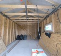 Unvollständiger Raum in einem Einfamilienhaus mit Holzkonstruktion und OSB-Platten.