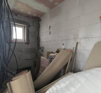 Baumaterialien und Elektroinstallation in einem im Bau befindlichen Raum eines Einfamilienhauses.