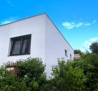 Ein Einfamilienhaus in Malé Kršteňany mit Grün und blauem Himmel im Hintergrund.