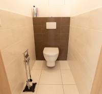 Separate Toilette in einer 3-Zimmer-Wohnung mit Fliesen und Sanitäranlagen.