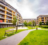 Wohnkomplex in der Bajkalská-Straße in Bratislava-Ružinov, mit Erholungsfläche.