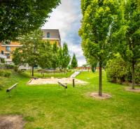 Park mit Kinderspielplatz bei einem Wohnhaus in der Bajkalská Straße in Bratislava - Ružinov.