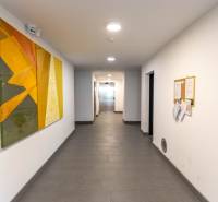 Flur mit abstraktem Gemälde in einer 3-Zimmer-Wohnung.
