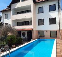 Gebäude mit Schwimmbad in der Straße Pod Párovcami in Piešťany, ideal für eine 2-Zimmer-Wohnung.