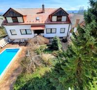 Hof mit Pool und Grünfläche in Piešťany in der Straße Pod Párovcami, bei einer 2-Zimmer-Wohnung.