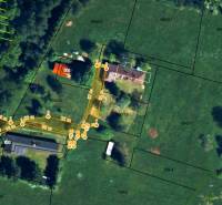 Satellitenkarte der Erholungsgrundstücke in Veľká Lehota mit markierten Parzellen und Gebäuden.
