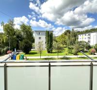 Blick vom Balkon auf das Grün zwischen den Plattenbauten in Púchov in der Straße Obrancov mieru.