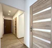 Der Flur in der 2-Zimmer-Wohnung mit Holztüren und Laminatboden.