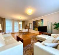 Wohnzimmer in einer 3-Zimmer-Wohnung mit hellen Sofas, Fernseher und Esstisch.