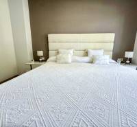 Hauptschlafzimmer mit gemusterter Bettwäsche in einer Vierzimmerwohnung.